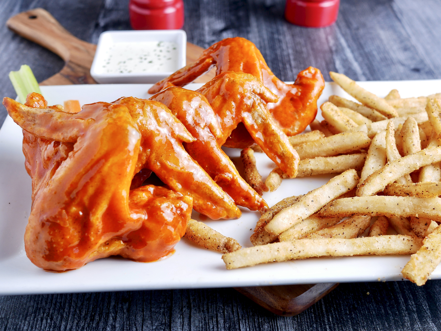 Order Kocky's Famous Wings food online from Kocky Bar & Grill store, Fresno on bringmethat.com