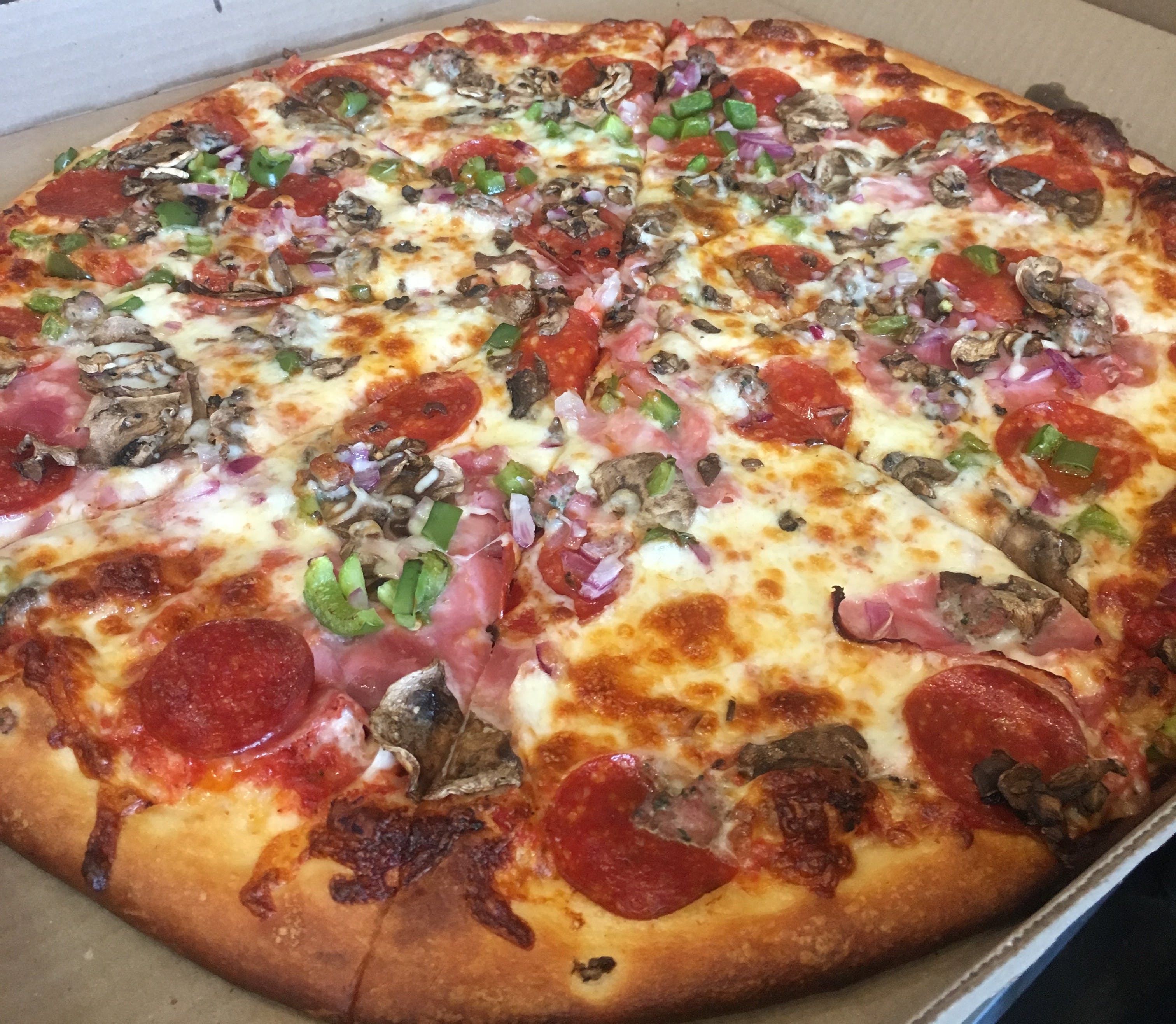 Order Deluxe Pizza - Personal 10" food online from Mannie Pizza store, Byron Center on bringmethat.com