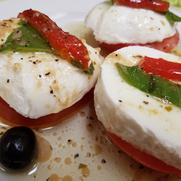 Order Caprese Salad food online from Gio Cafe & Deli store, Chicago on bringmethat.com