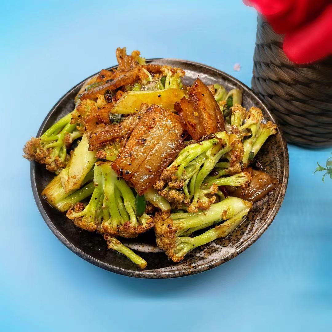 Order 农家有机菜花️  Iron pot cauliflower &pork w/ spicy soy sauce food online from Fashion Wok store, Foster City on bringmethat.com