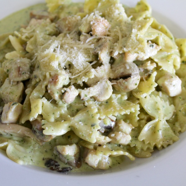 Order Chicken Pesto with Farfala food online from Ciccero's store, Los Angeles on bringmethat.com