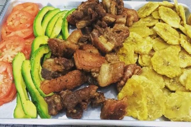 Order tomate, aguacate, chicharrón y tostones/tomato, avocado, pork rinds and plantains food online from Peralta Brentwood Deli Grocery store, Brentwood on bringmethat.com