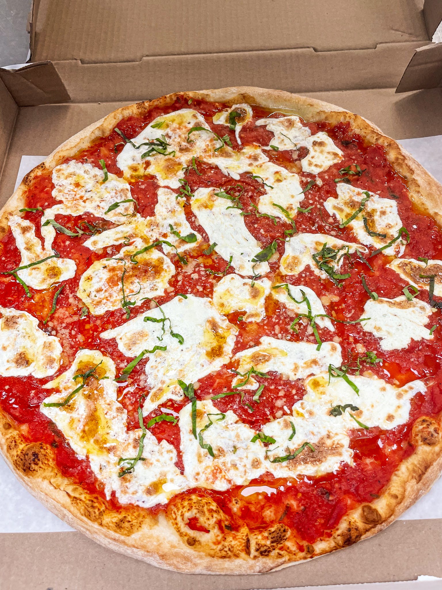 Order Margherita Pizza - Medium 14'' food online from Vero Pizzeria store, Bellmawr on bringmethat.com