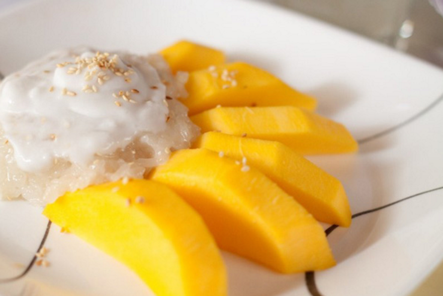 Order Sweet Sticky Rice with Fresh Mango food online from Rice Pot  store, New Haven on bringmethat.com