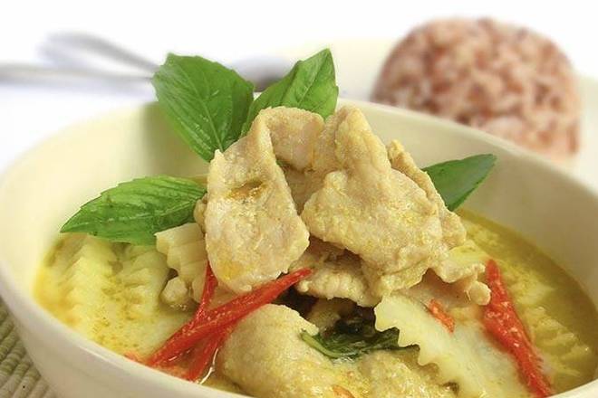 Order Green Curry food online from Nidda Thai Cuisine store, Houston on bringmethat.com