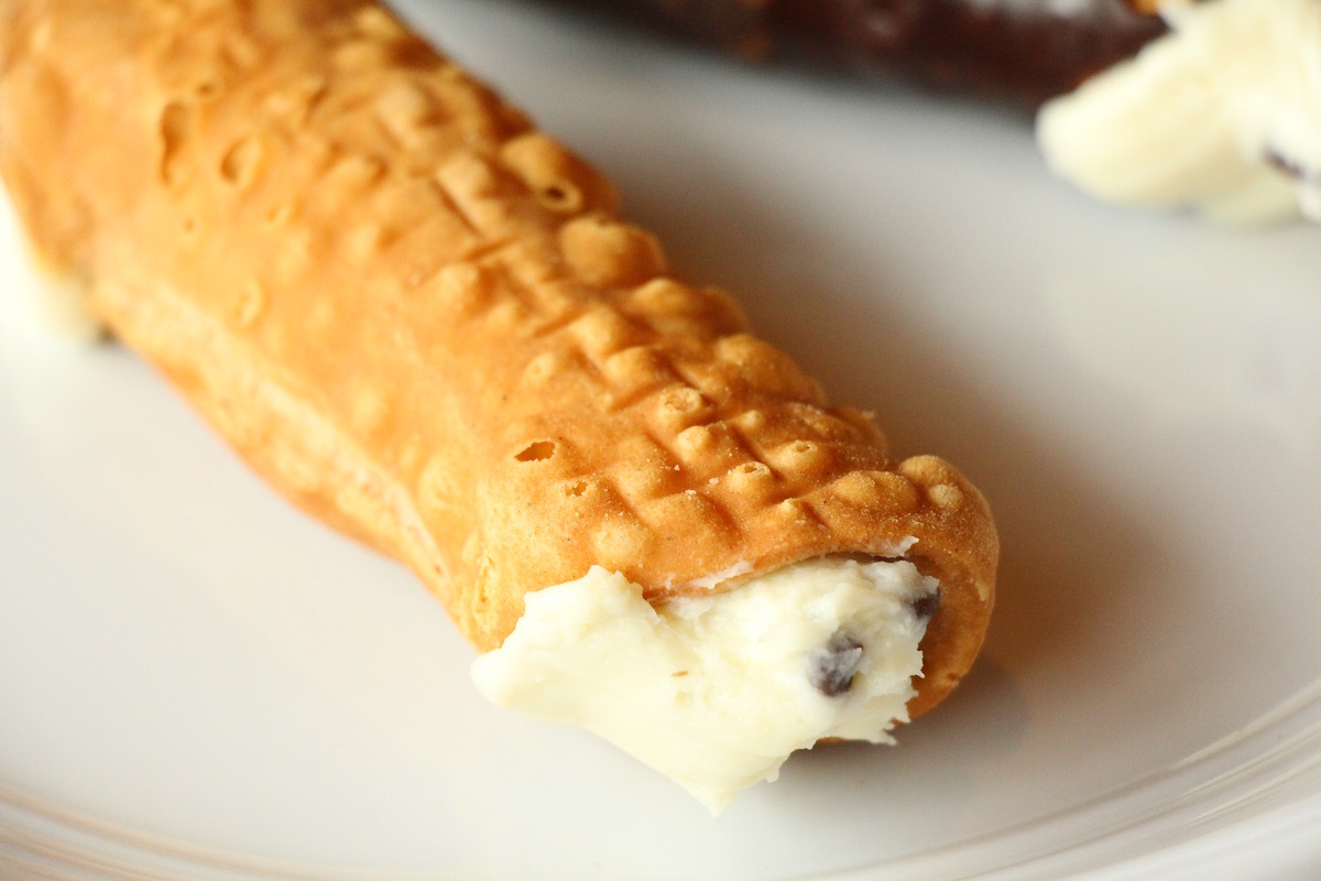 Order Cannoli food online from Palio Pizza Cafe store, Venus on bringmethat.com