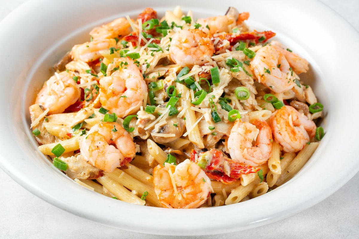 Order SPICY SHRIMP & CHICKEN FAMILY PLATTER food online from Johnny Carinos store, Baytown on bringmethat.com