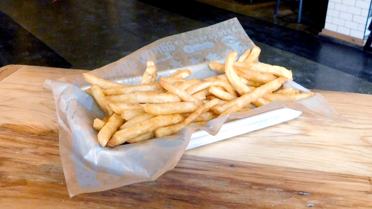 Order Straight Cut Fries food online from Junior's Bar and Grill store, Albany on bringmethat.com