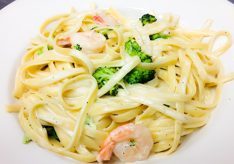 Order Pasta with Alfredo Sauce food online from Stanley's Grill store, Chicago on bringmethat.com
