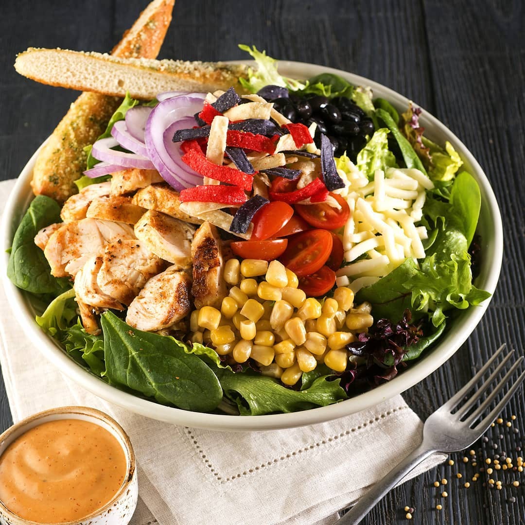 Order Southwest Chicken Salad - Salad food online from Select Pizza | Grill store, Cinnaminson on bringmethat.com
