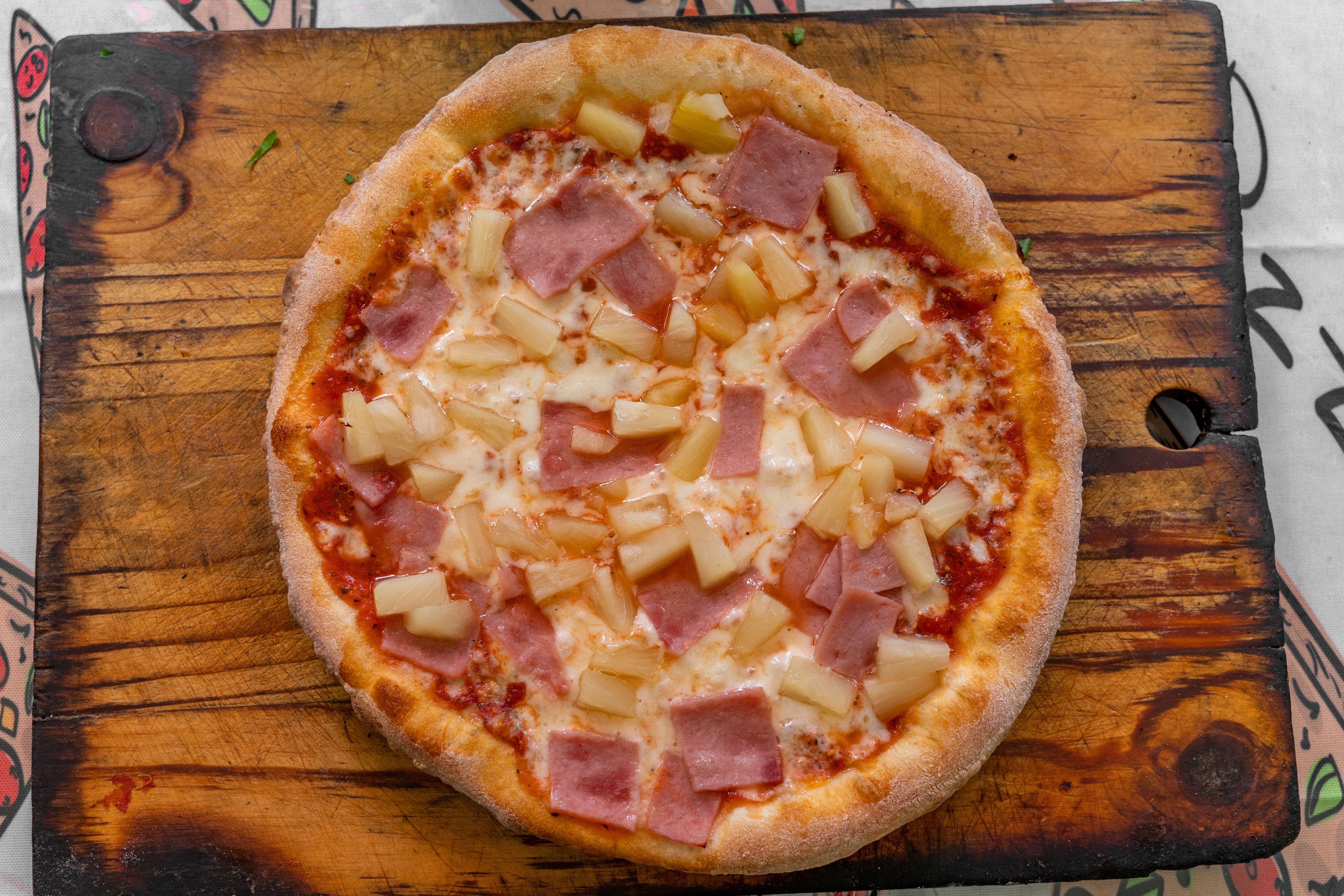 Order Hawaiian Pizza - Medium 16'' food online from La vita mia pizza & grill store, Astoria on bringmethat.com