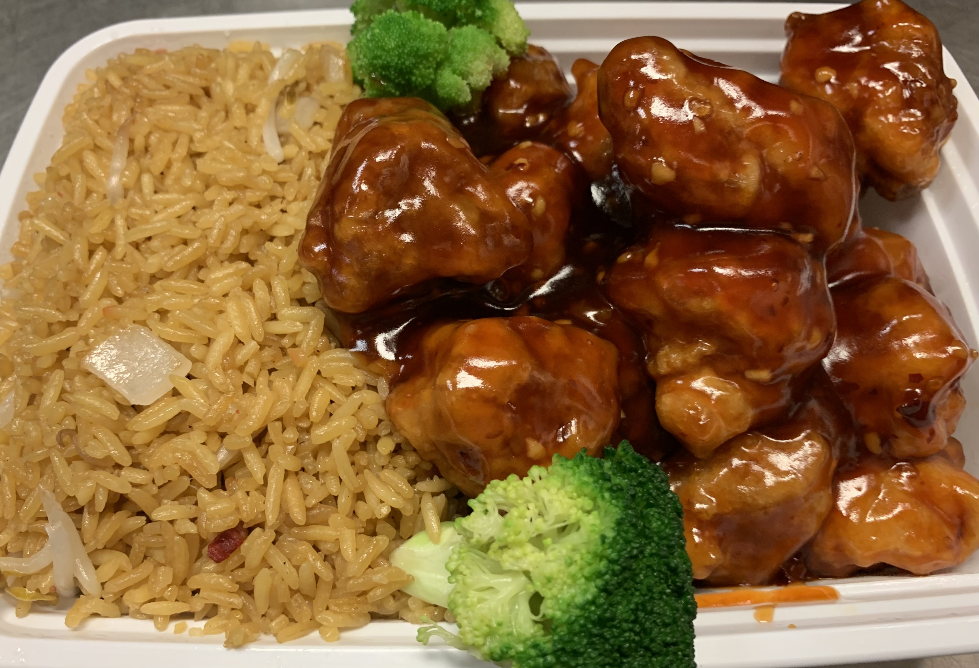 Order C17-左宗鸡康宝 / General Tso's Chicken Combo Platter food online from China King store, Lansdale on bringmethat.com