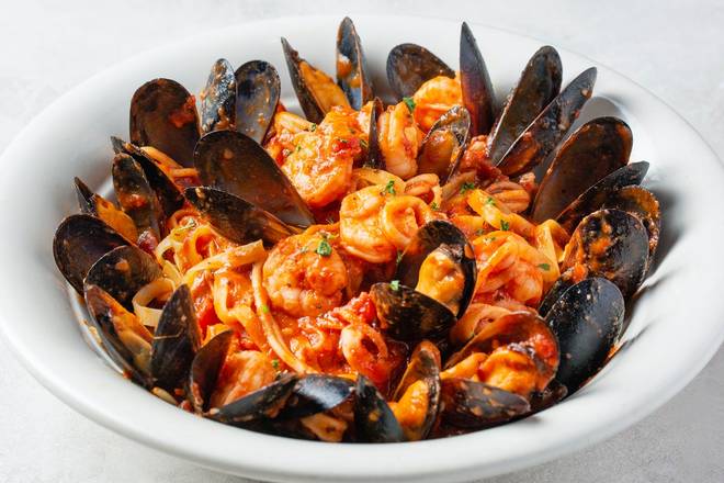 Order SEAFOOD FETTUCCINE FAMILY PLATTER food online from Johnny Carino store, Wichita Falls on bringmethat.com