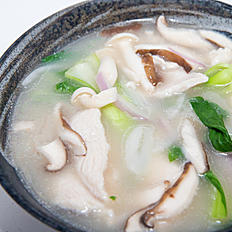 Order Chicken Noodle Soup 鸡汤面  K food online from Jin's Fine Asian Cuisine store, Brookline on bringmethat.com