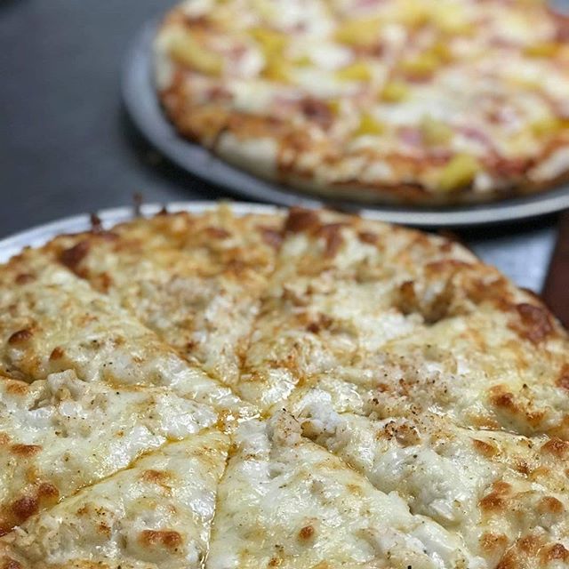 Order Cheese Pizza Slice food online from Dominic's Bar & Grille store, Monrovia on bringmethat.com