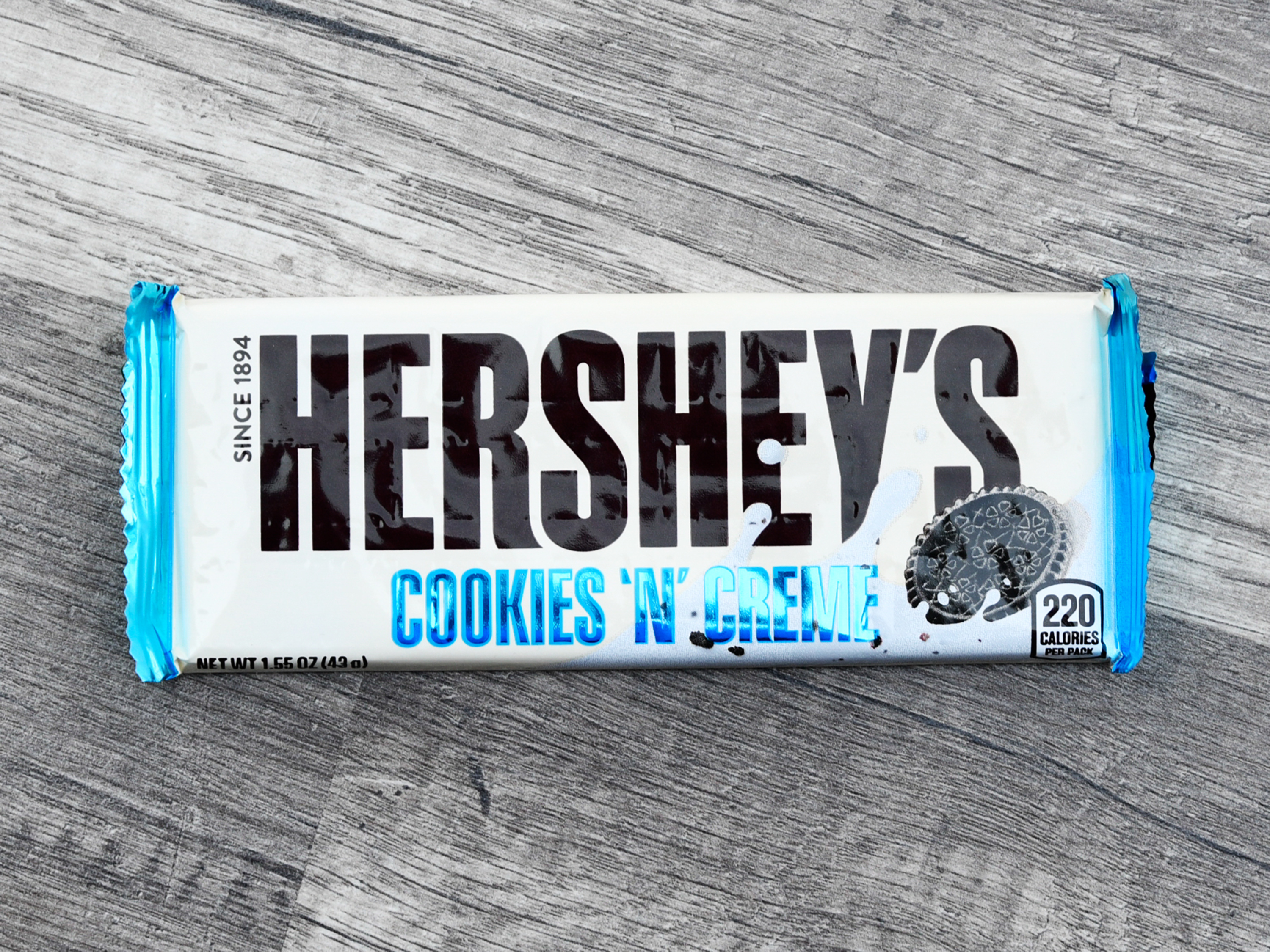Order 1.55 oz. Hershey's Cookies and Creme food online from Iris Shop store, Los Angeles on bringmethat.com
