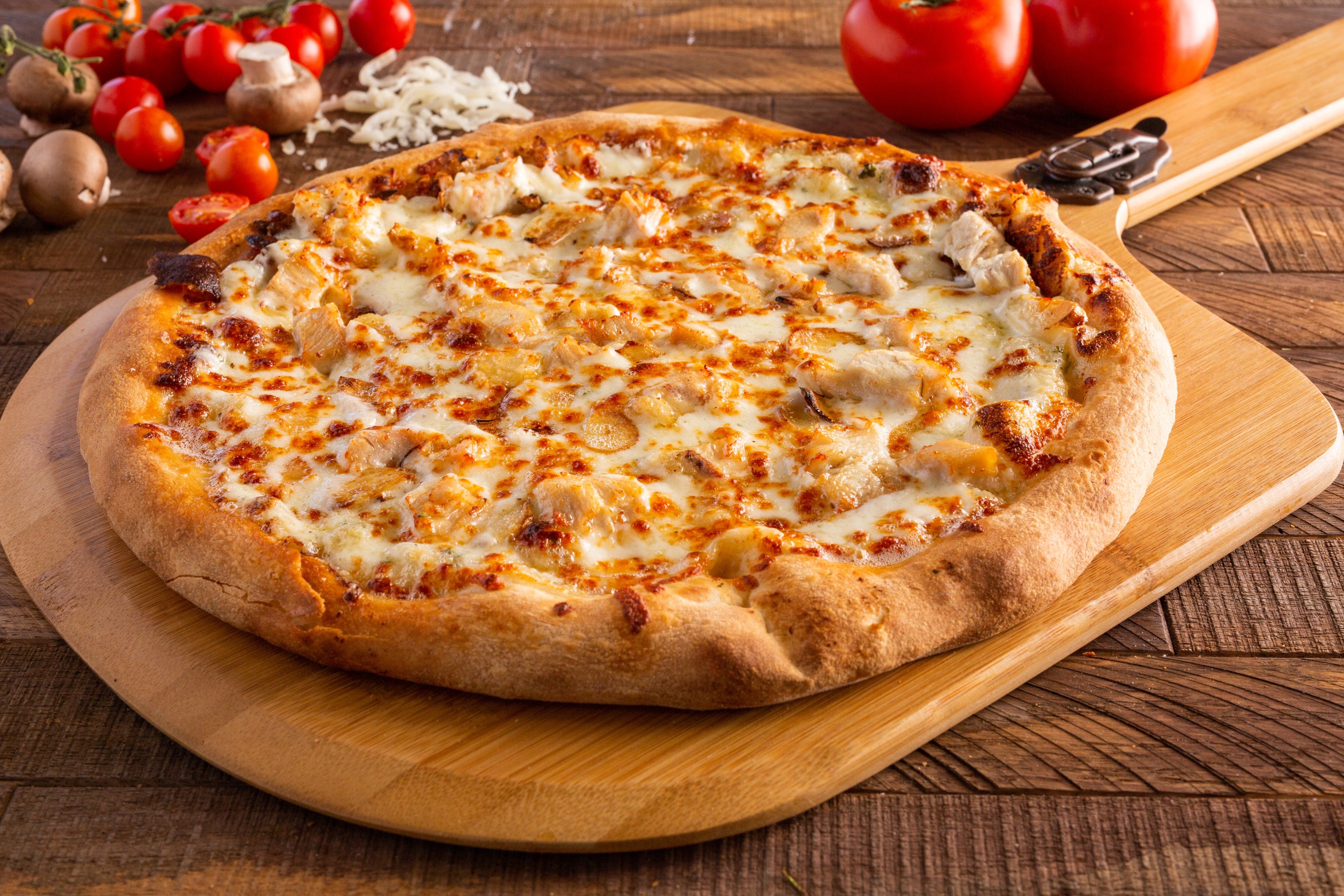 Order Garlic Chicken Alfredo Pizza - Personal 10" (4 Slices) food online from Ameci Pizza & Pasta store, Glendale on bringmethat.com