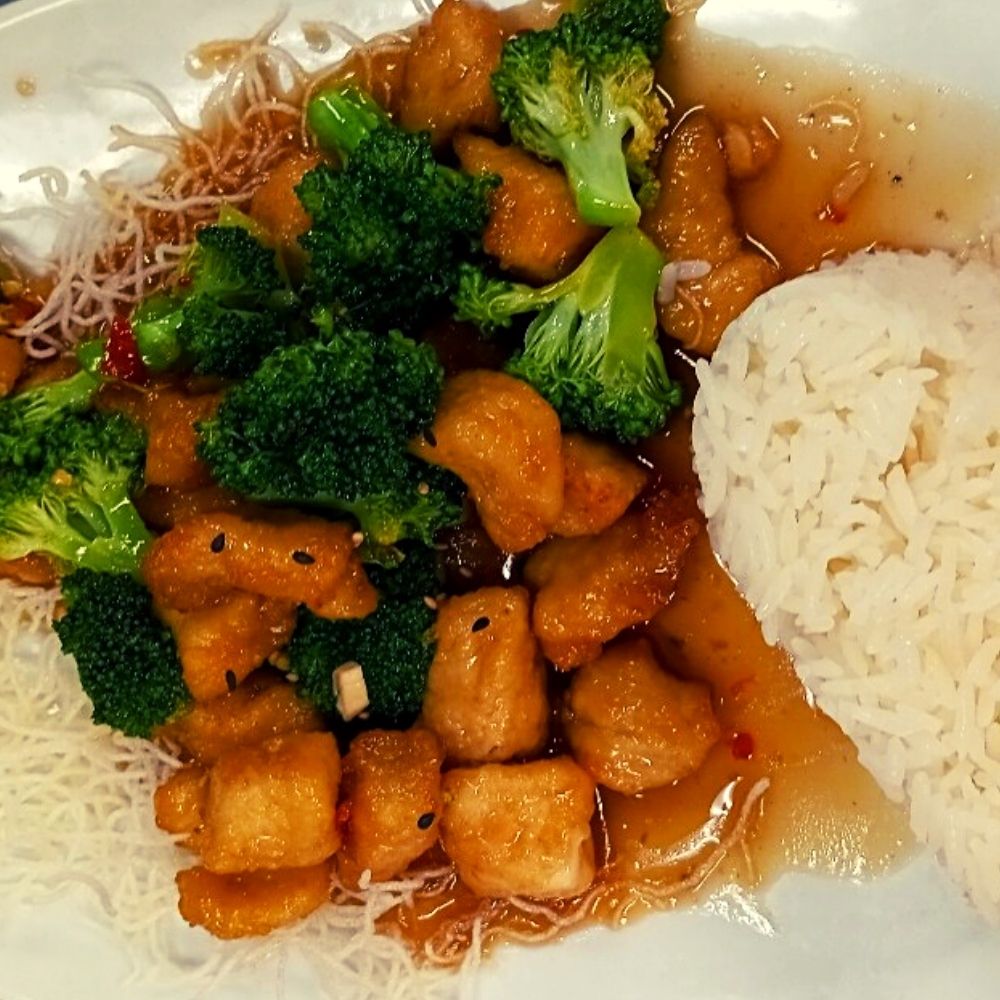 Order L-13. Sesame Chicken Lunch Special food online from Ploy Thai Cuisine store, The Woodlands on bringmethat.com