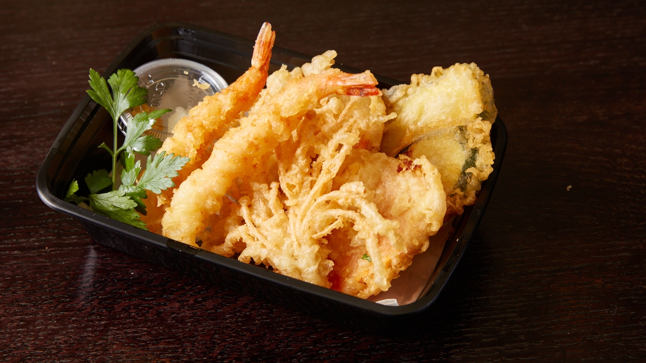 Order Union Tempura Plate food online from Union Sushi + Barbeque Bar store, Chicago on bringmethat.com
