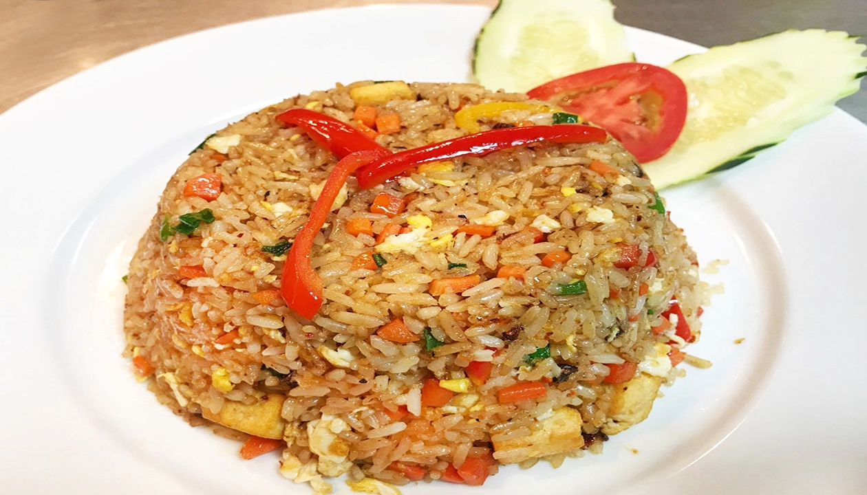 Order C15. Fried Rice w/ Chili Paste food online from Thai Food Owensboro store, Owensboro on bringmethat.com