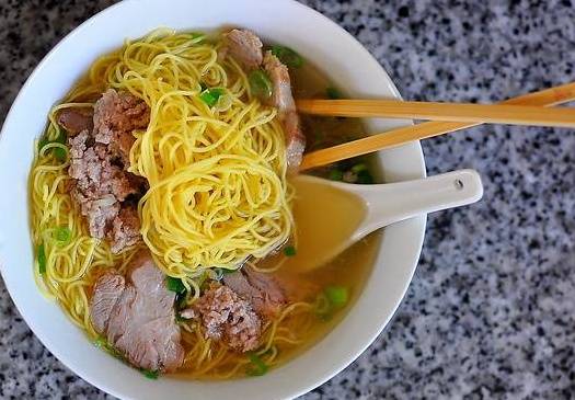 Order U6. House Special Noodle Soup 本楼面汤 food online from Jade Restaurant & Lounge store, Seattle on bringmethat.com