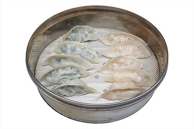 Order Steamed Dumplings (Jjin Mandu)찐만두 food online from Halmae Noodle 할매칼국수 store, Palisades Park on bringmethat.com