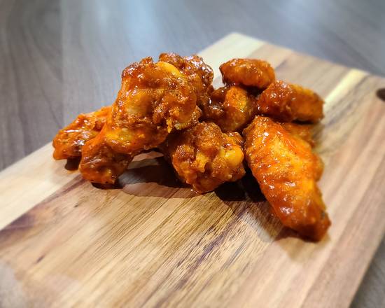 Order Traditional Wings food online from Jalapenos Pizza & Wings store, Laredo on bringmethat.com
