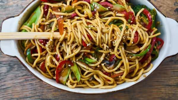 Order Chicken Lo Mein food online from Sizzle it Asian Bistro store, Novi on bringmethat.com