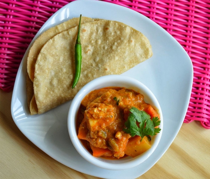 Order Mixed Vegetable Curry 15 OZ and 15 Oz Rice and 1 Roti food online from Pastries N Chaat store, San Antonio on bringmethat.com