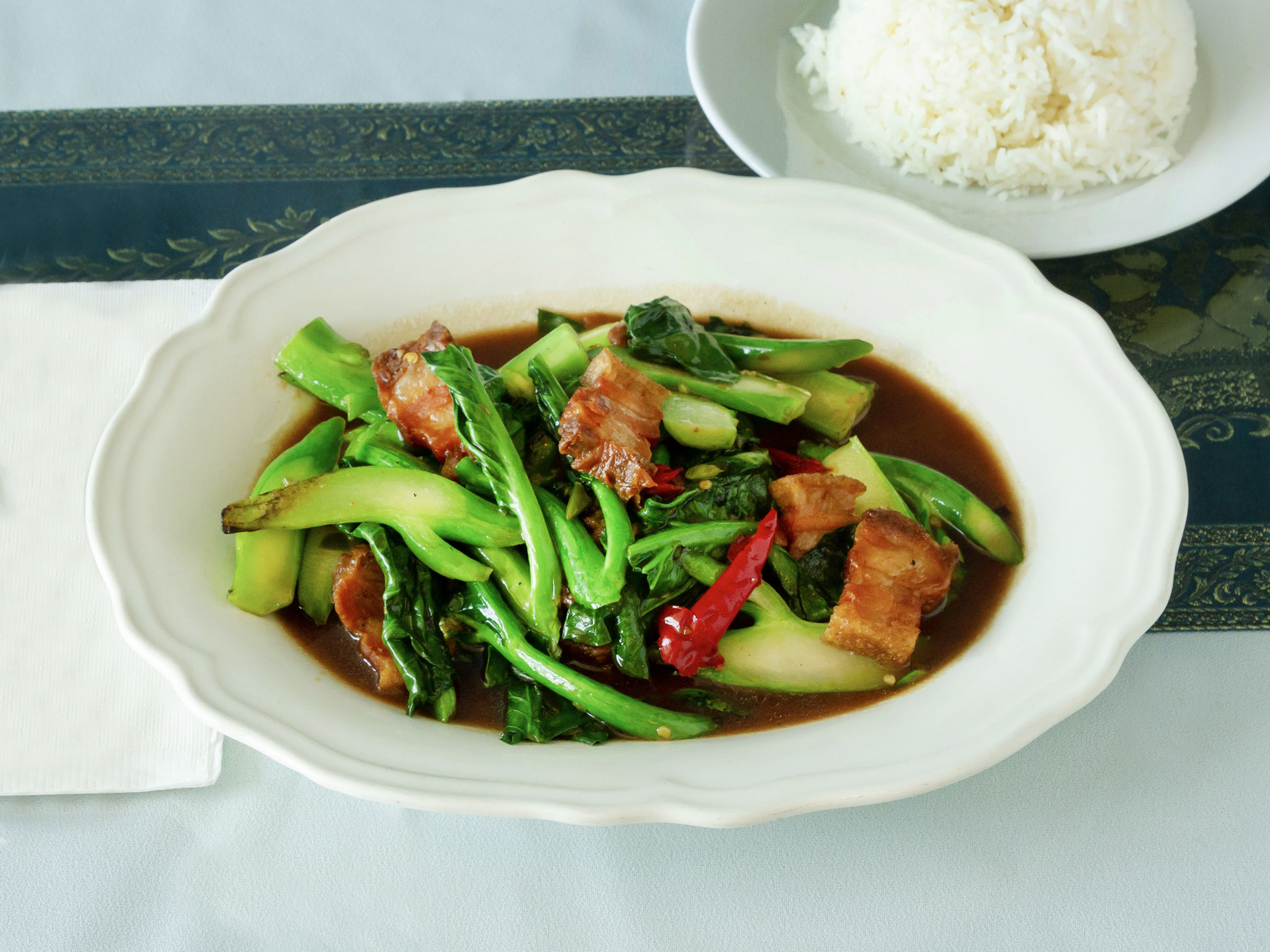 Order Crispy Chicken  with Chinese Broccoli food online from Yummy thai cuisine store, Cambridge on bringmethat.com