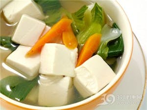 Order 20. Vegetable & Tofu Soup 蔬菜豆腐汤 food online from Moon Wok store, Lenexa on bringmethat.com