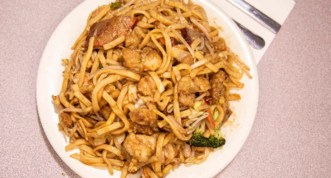 Order LM1. House Special Lo Mien food online from Eggroll Hut Restaurant store, Dallas on bringmethat.com