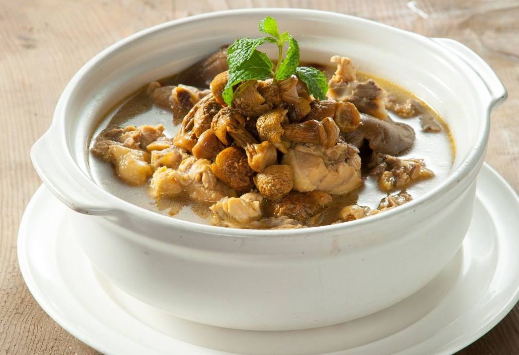 Order Chicken with Mushroom Stew 小鸡炖蘑菇 food online from Le's Restaurant store, Ames on bringmethat.com