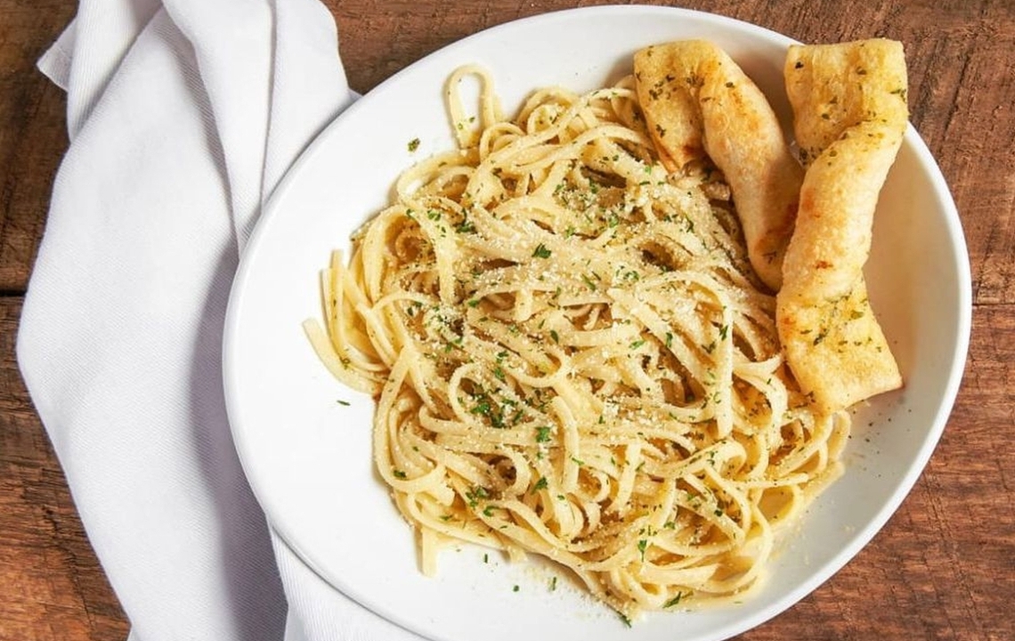 Order Pasta Aglio E Olio food online from Zeppe's Pizzeria store, Painesville on bringmethat.com