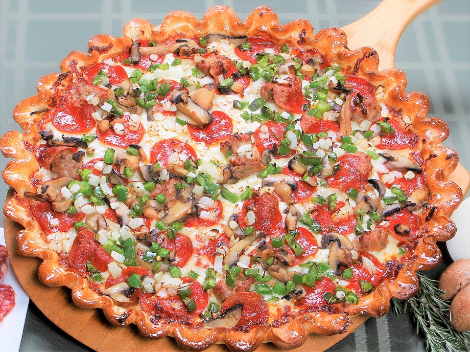 Order Deluxe Pizza food online from Zeppe's Pizzeria store, Painesville on bringmethat.com