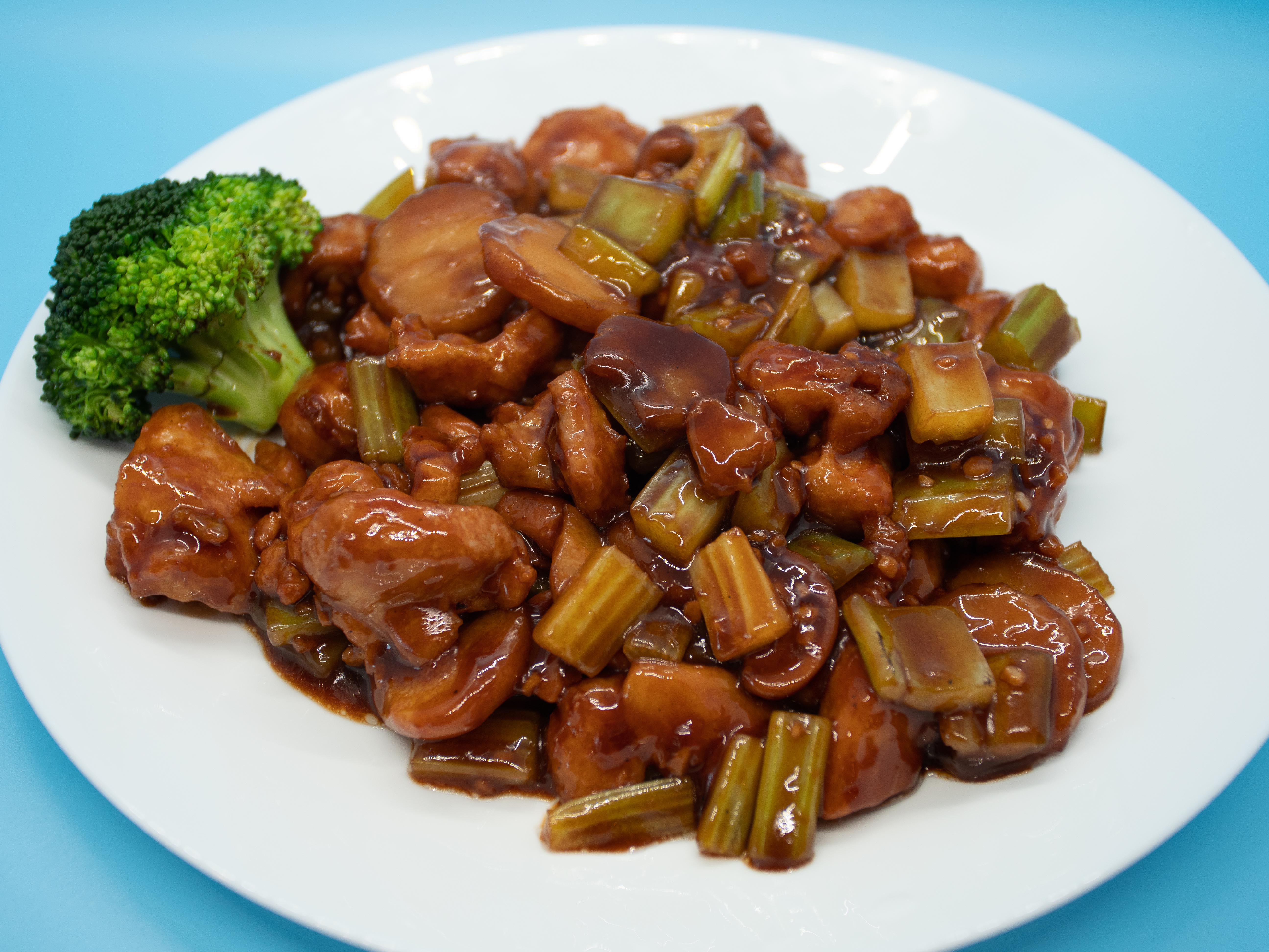 Order D4. Cashew Chicken  腰果鸡 food online from Hai master kitchen store, Laguna Woods on bringmethat.com