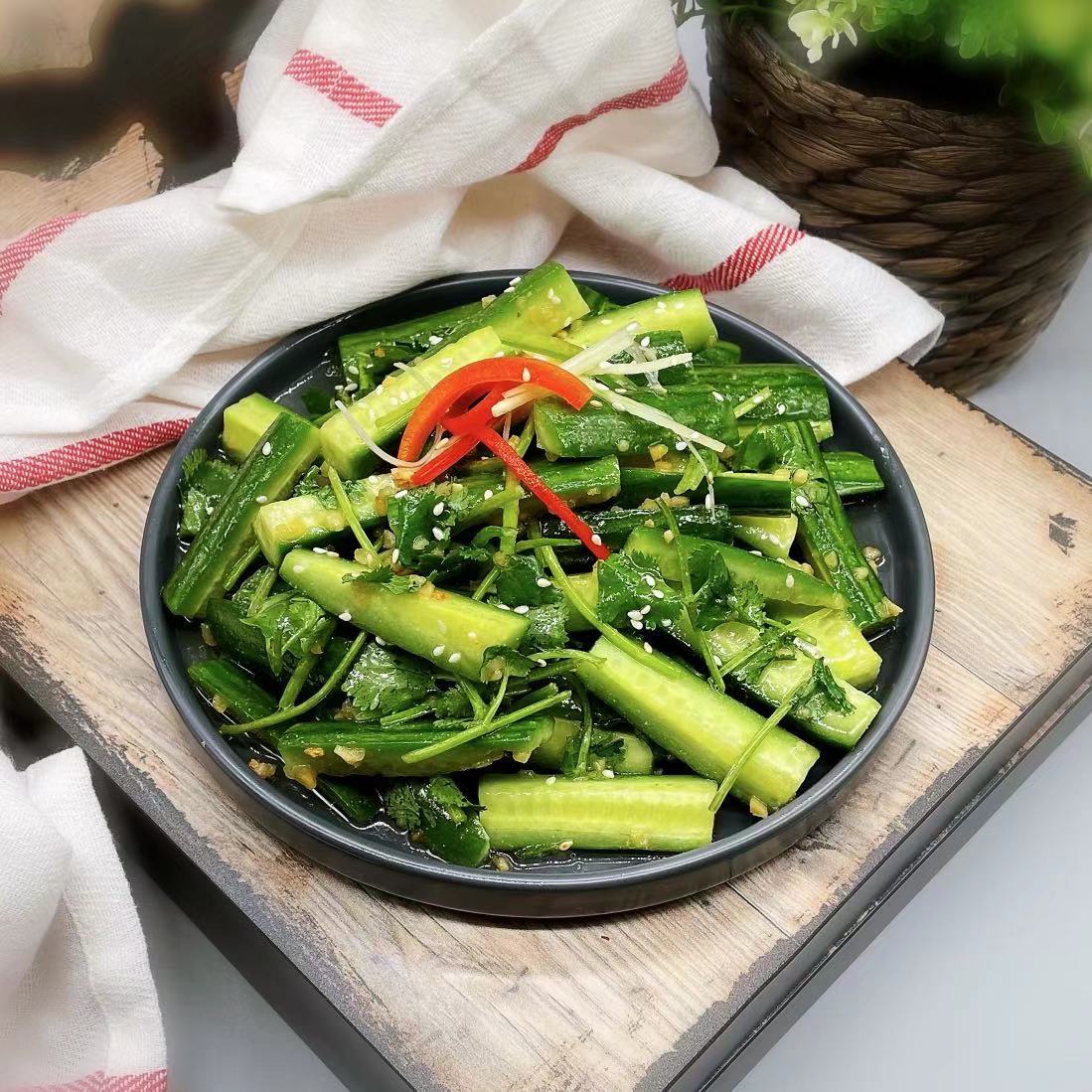 Order 蒜泥黄瓜条 Cucumber salad w/garlic food online from Fashion Wok store, Foster City on bringmethat.com