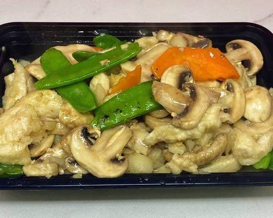 Order Moo Goo Gai Pan food online from Little Chef Chinese Takeout @Aztec Food Hub store, San Diego on bringmethat.com