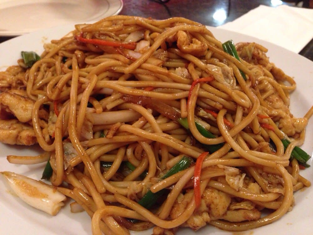 Order 26. Chicken Lo Mein Noodle food online from Jade Express Chinese Restaurant store, Shreveport on bringmethat.com