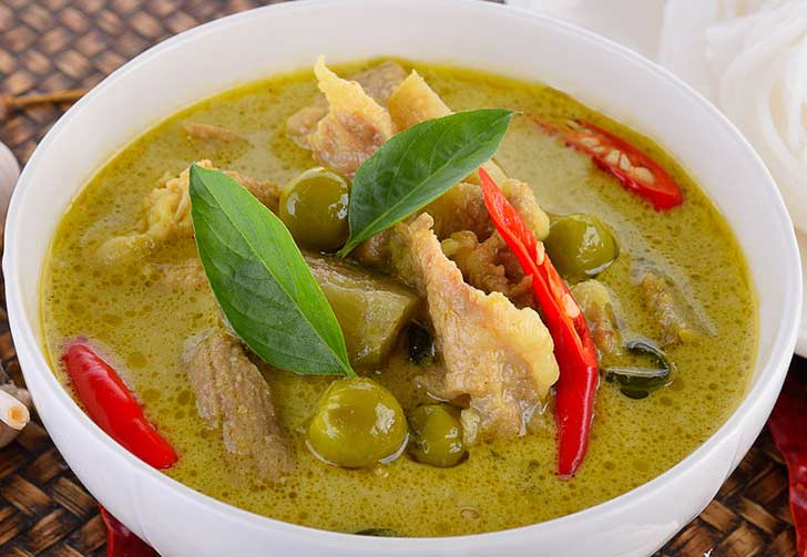 Order Green Curry with Beef food online from Sawaddee Thai Restaurant store, Las Vegas on bringmethat.com