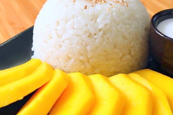 Order Sweet Sticky Rice with Fresh Mango food online from Thrive Kitchen store, Atlanta on bringmethat.com