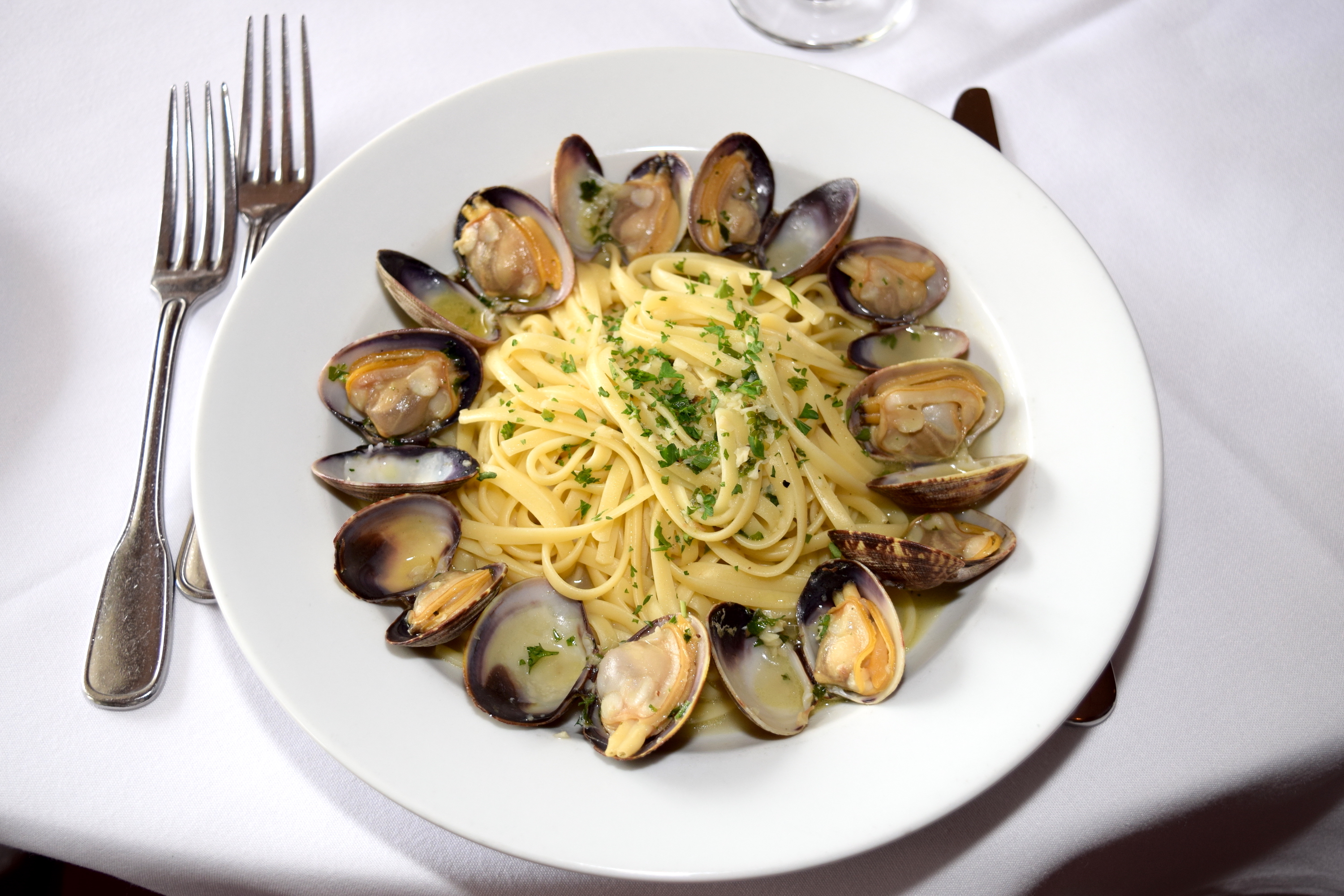 Order Linguine Alle Vongole food online from Modo Mio Cucina Rustica store, Pacific Palisades on bringmethat.com