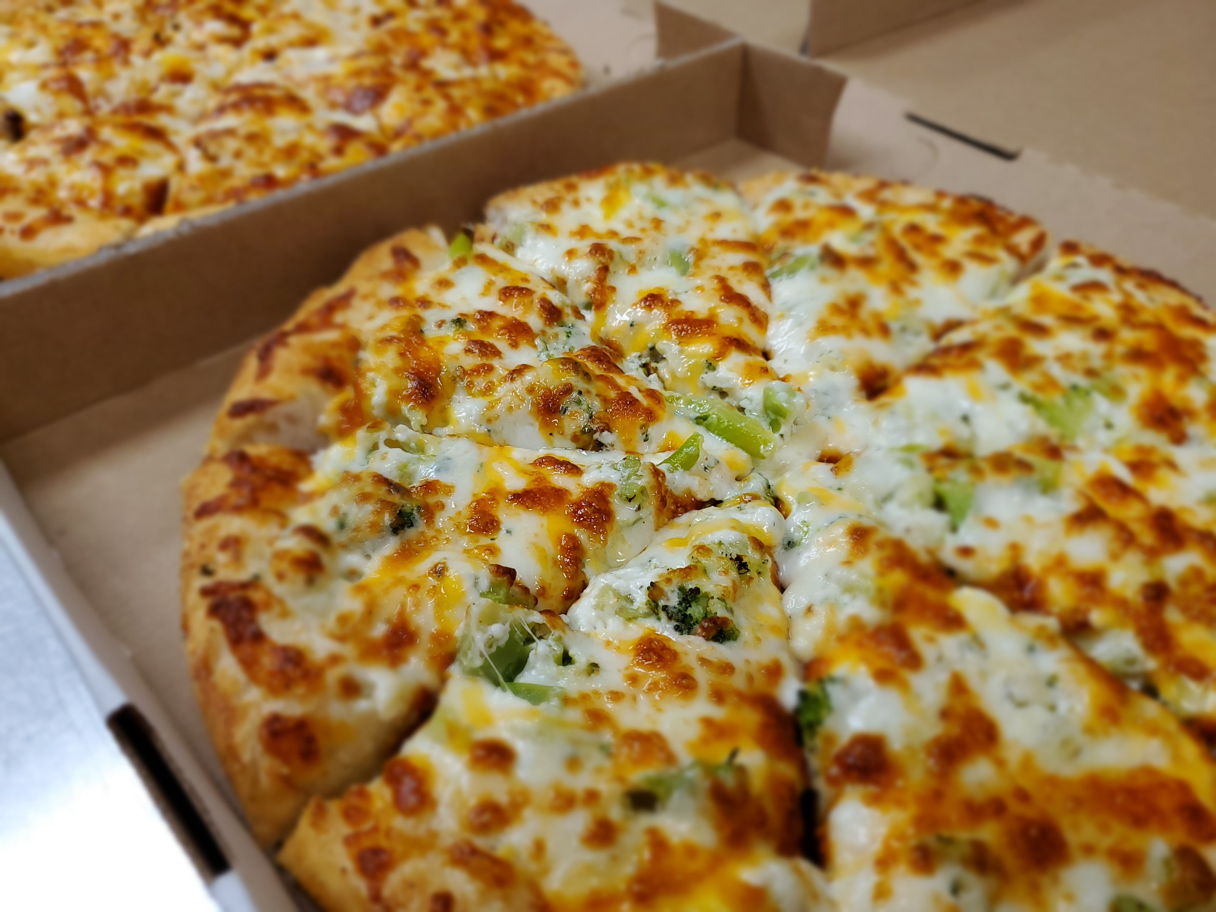 Order Round Veggie Pizza - 7" (4 Slices) food online from Pizza Joes store, Beaver on bringmethat.com