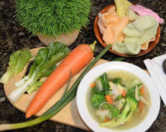 Order Vegetable Soup food online from Golden Crown Chinese Restaurant store, Amherst on bringmethat.com