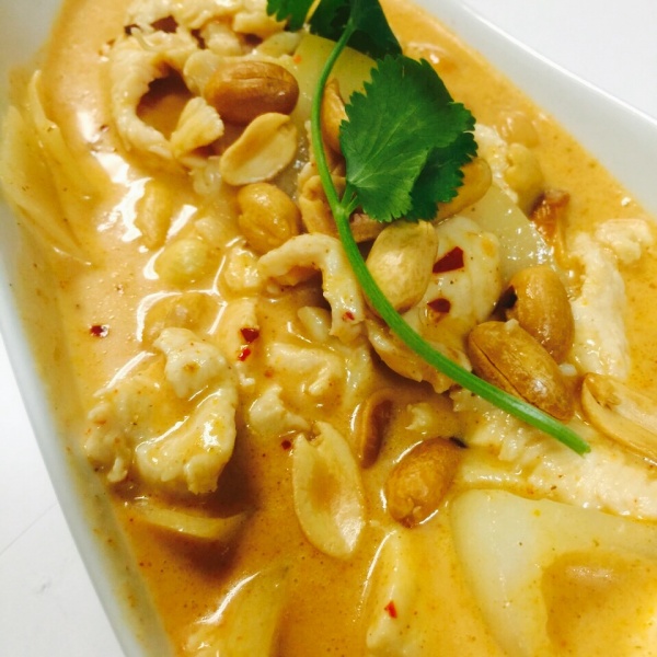 Order Massaman Curry food online from Anantra Thai Restaurant store, Woodland Hills on bringmethat.com