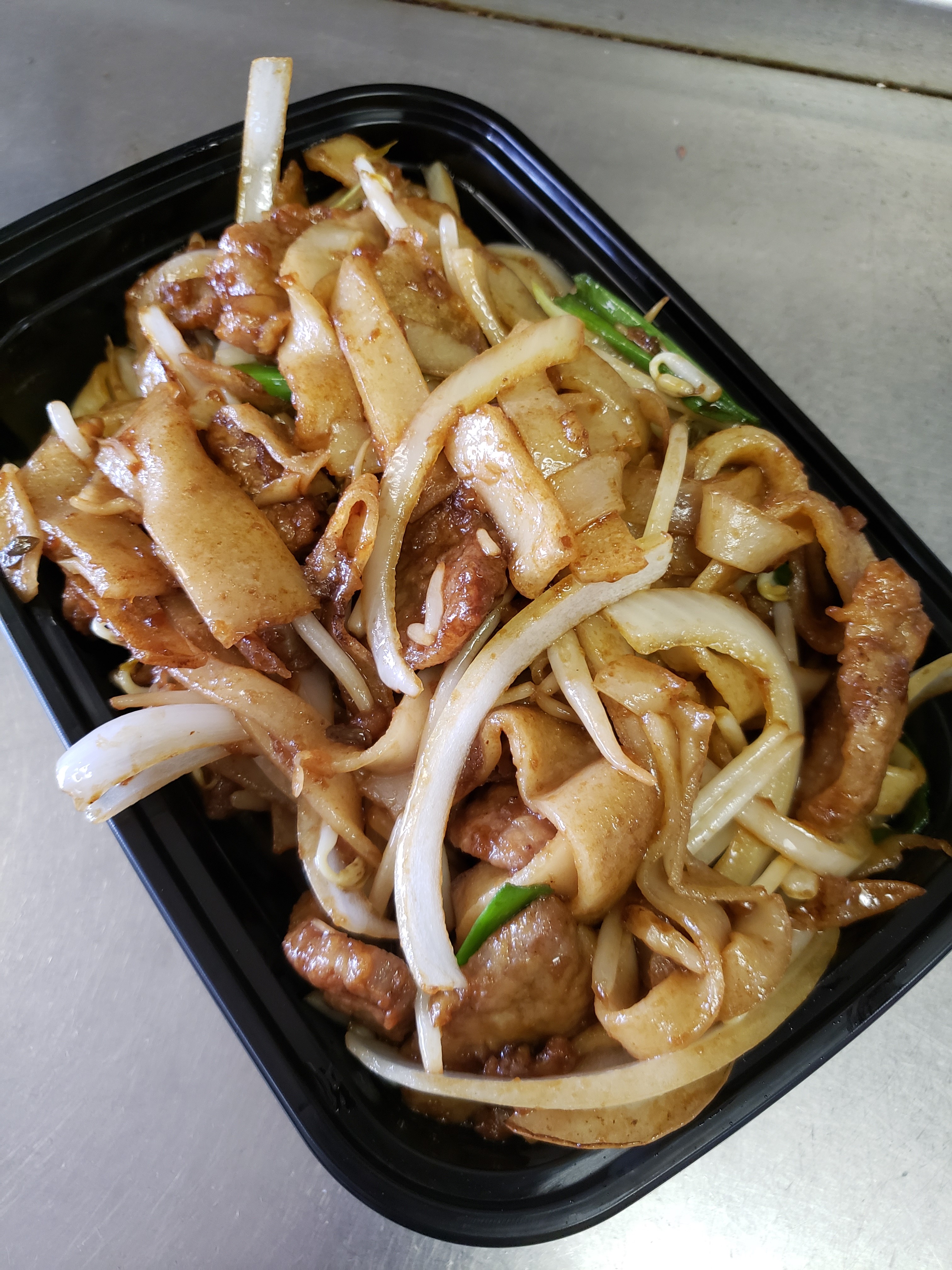 Order Beef Chow Fun food online from Golden Chef Chinese Kitchen store, Chicago on bringmethat.com