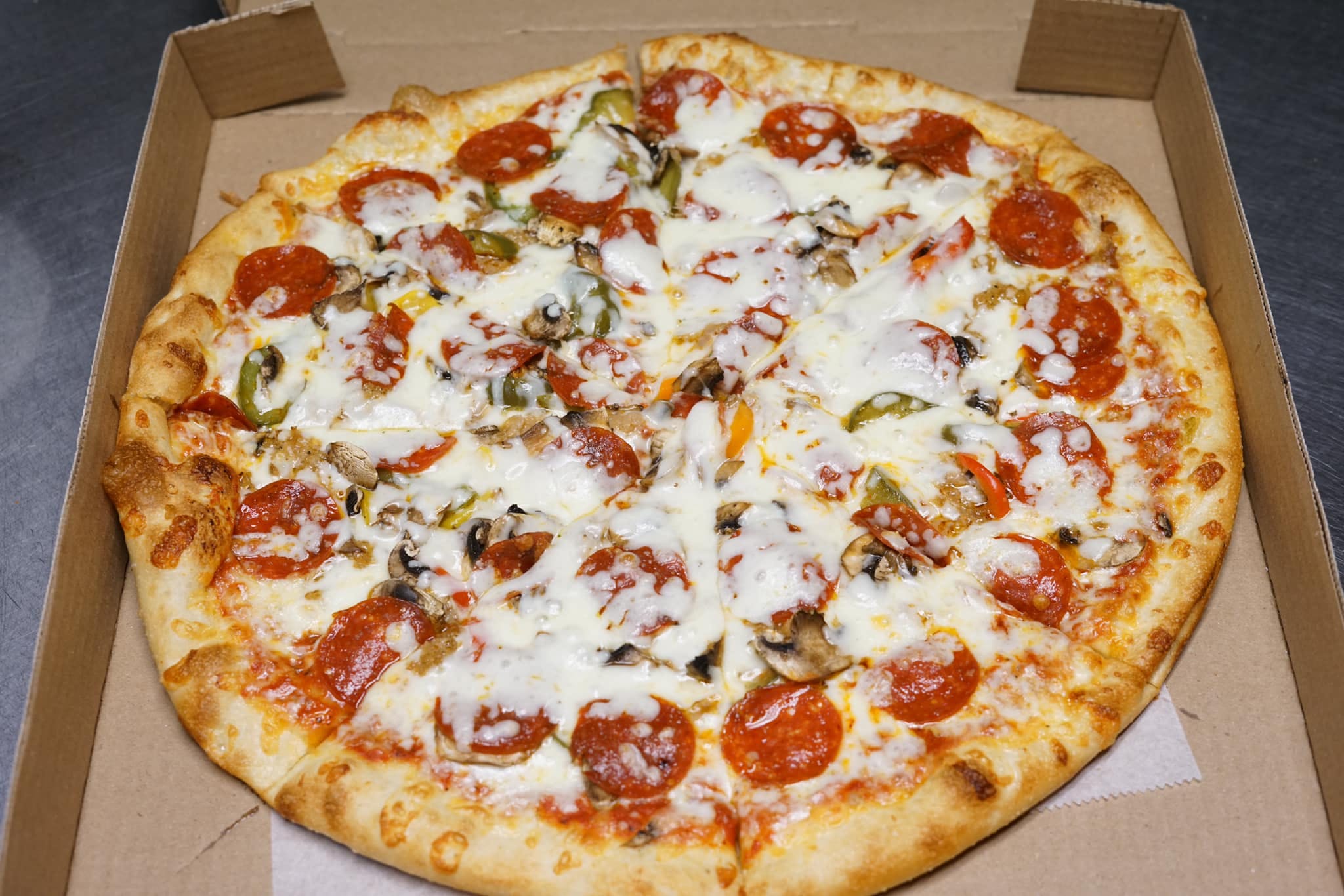 Order Arelis Pizza - Personal 10'' food online from Arelis Italian Restaurant store, Bethlehem on bringmethat.com