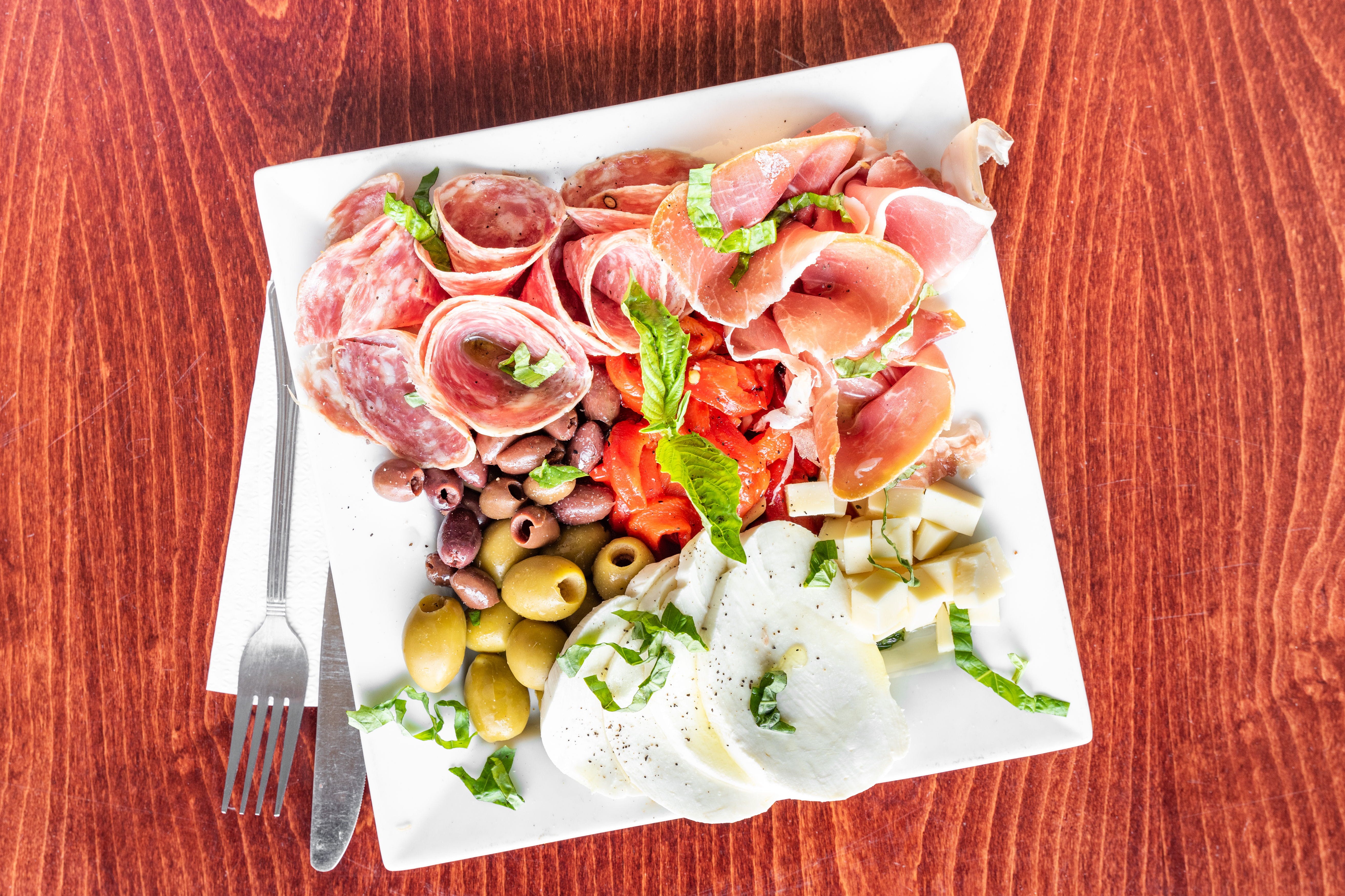 Order Antipasto Napoletano - Appetizer food online from Linda's Pizza & Restaurant store, Manchester Township on bringmethat.com