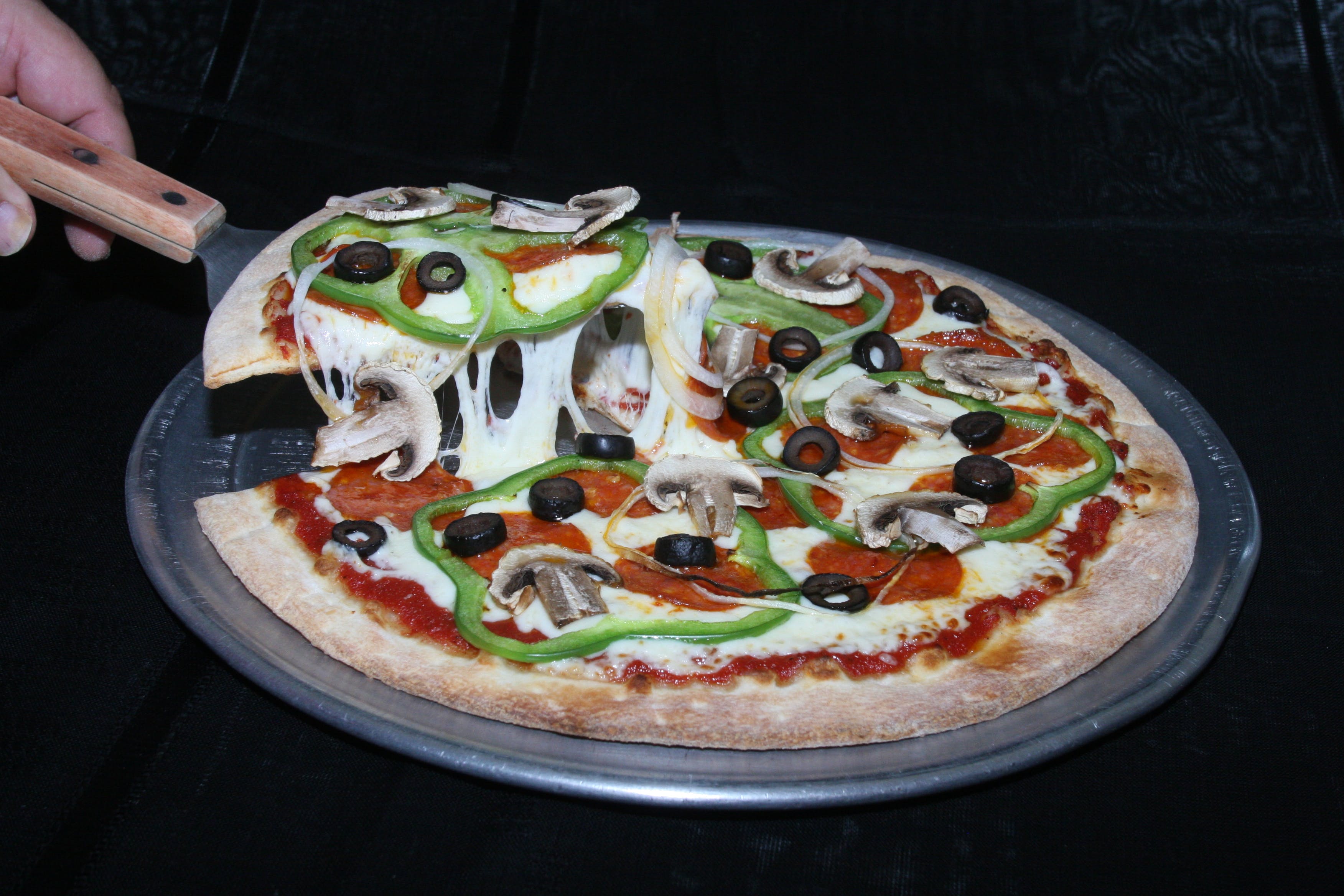 Order Vegetarian Pizza - Medium 12'' (6 Slices) food online from Fratelli Ny Pizza store, Canoga Park on bringmethat.com
