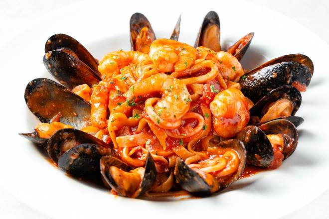 Order SEAFOOD FETTUCCINE food online from Johnny Carino's store, Sioux Falls on bringmethat.com